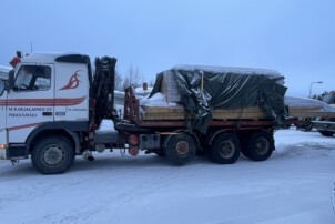 Volvo FH12 8x2 auravarustuksella + Hiab 140 nosturi + vaijerilaite