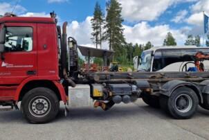 Mercedes-Benz Actros vaihtolava-auto auravalmiudella ja alaterällä