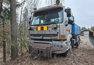 Sisu E11 tienhoitovarustuksella