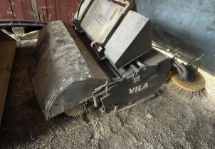 Vila kerääväharja vesisäiliöllä