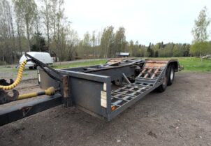Traktorivetoinen Sisu lavettiperävaunu