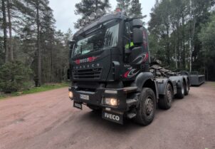 Iveco 340T 8X4 vaijerilavalla