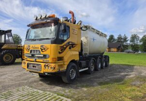 Sisu E12M-10X4 Lietteen siirtoauto sivupumppukuormaimella