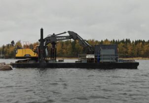 Ruoppausproomu, hinaaja + Volvo EC250 EL kaivinkone
