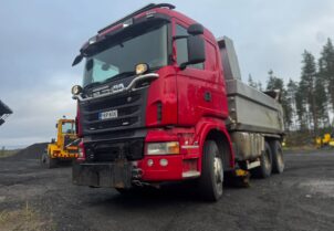 Scania R560 6x4 tienhoitovarustuksella